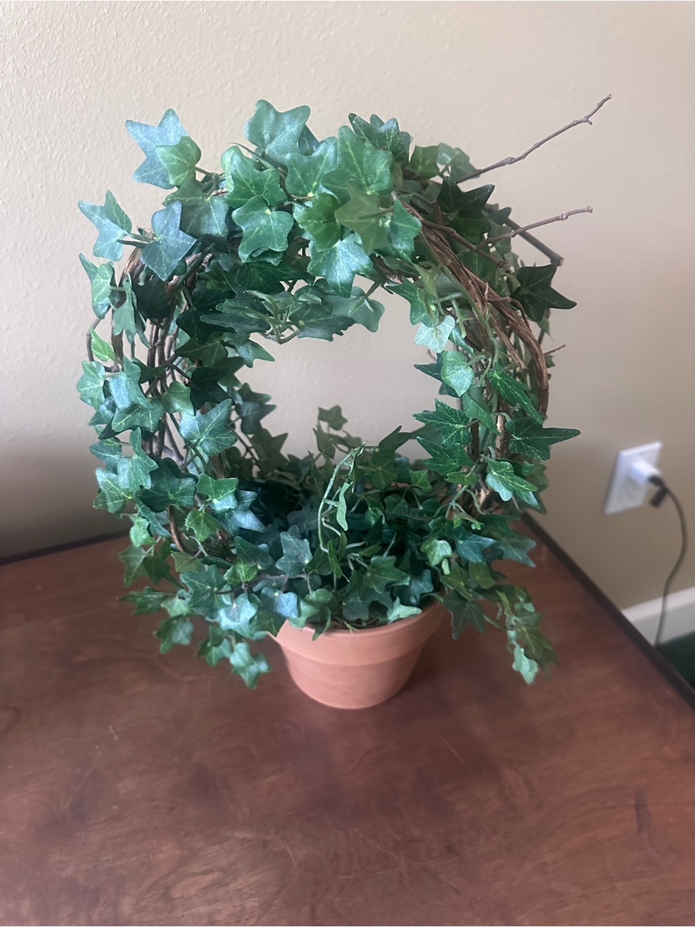 Classic Faux Ivy Topiary Wreath in Green - Unbranded - Picture 2 of 3